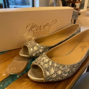 Badgely Mischka Silver Jewel Dress Flat Sz 8